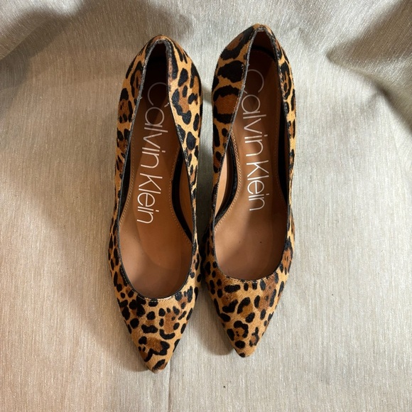 CALVIN KLEIN Sz 8 Leopard Print Pony Hair Pumps Heels Gold Tag NWOT - Picture 4 of 10
